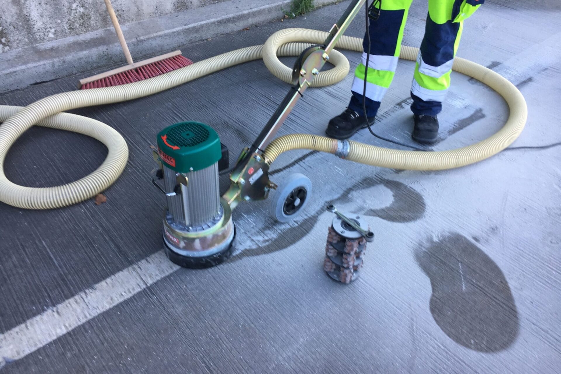 Betonbaugeräte: Betonschleifer in Aktion