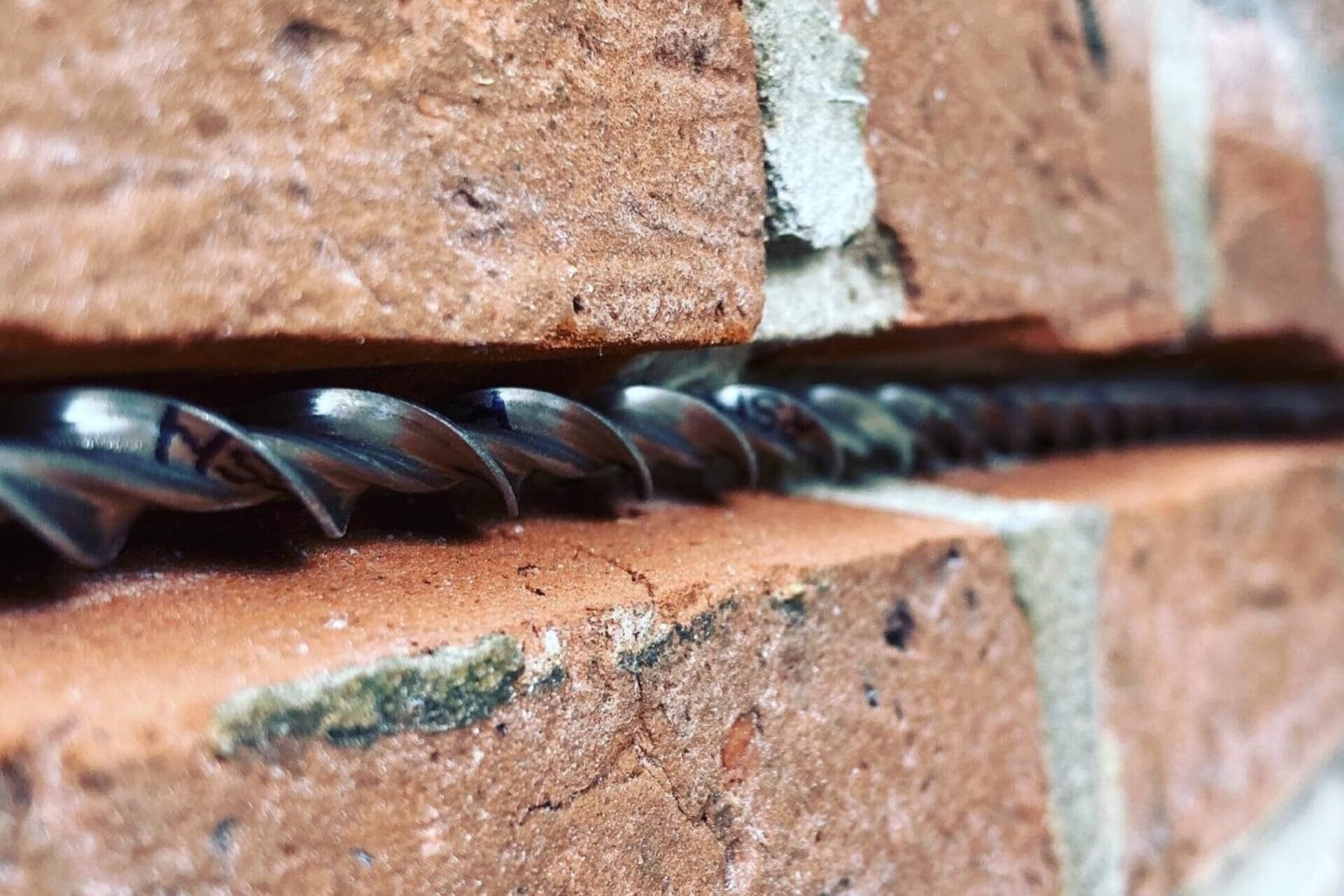 Mauerwerkssysteme: Eingespritzter EPDM-Kleber